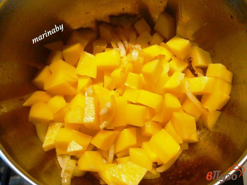 Фото приготовление рецепта: Суп-пюре из тыквы и плавленного сыра шаг №2