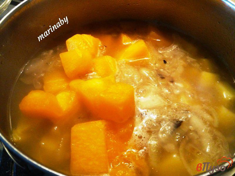 Фото приготовление рецепта: Суп-пюре из тыквы и плавленного сыра шаг №3