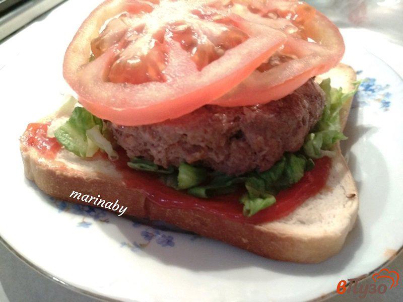 Фото приготовление рецепта: Клаб-сэндвич с котлетой из говядины шаг №5
