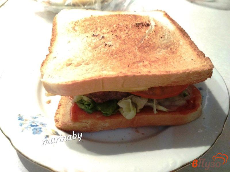Фото приготовление рецепта: Клаб-сэндвич с котлетой из говядины шаг №7
