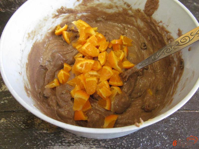 Фото приготовление рецепта: Шоколадный пирог с мандарином и сухофруктами шаг №8
