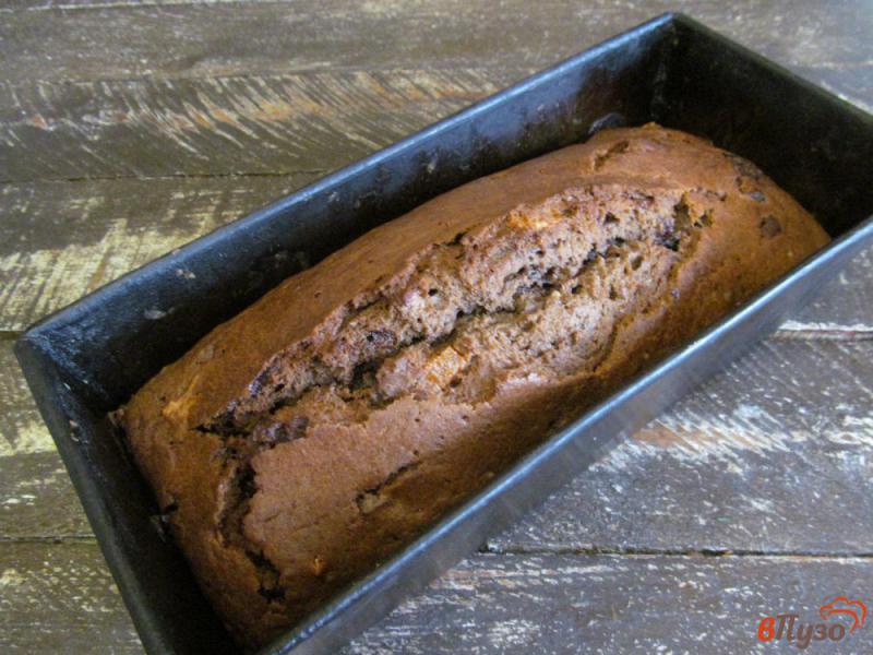 Фото приготовление рецепта: Шоколадный пирог с мандарином и сухофруктами шаг №10
