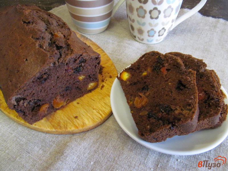Фото приготовление рецепта: Шоколадный пирог с мандарином и сухофруктами шаг №12