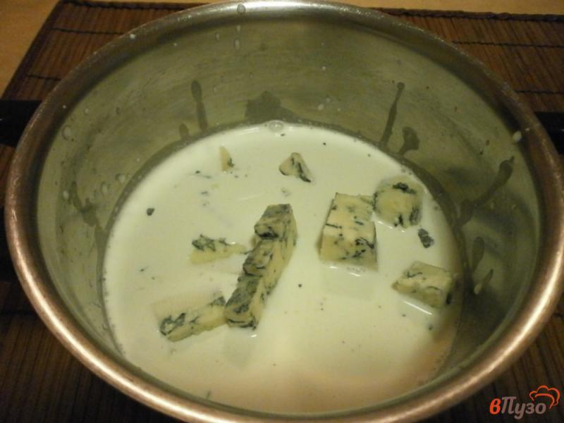 Фото приготовление рецепта: Ризотто с грушей  и мороженым из горгонзолы шаг №2