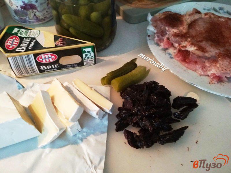 Фото приготовление рецепта: Рулетики из свинины с сыром Дор Блю и черносливом шаг №3