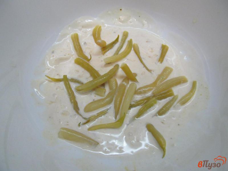Фото приготовление рецепта: Салат из оливок с сыром и яйцом шаг №2