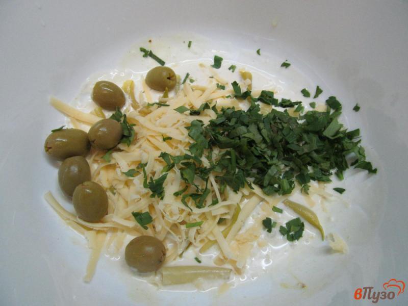 Фото приготовление рецепта: Салат из оливок с сыром и яйцом шаг №4