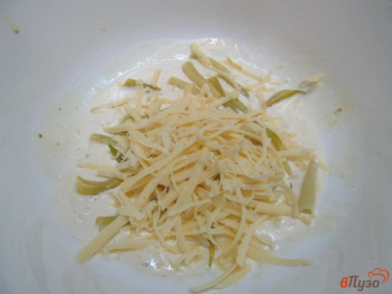 Фото приготовление рецепта: Салат из оливок с сыром и яйцом шаг №3