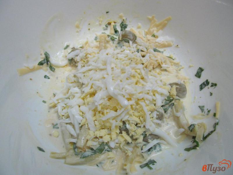Фото приготовление рецепта: Салат из оливок с сыром и яйцом шаг №5