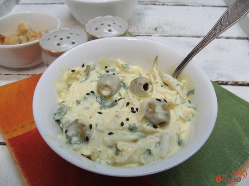Фото приготовление рецепта: Салат из оливок с сыром и яйцом шаг №6