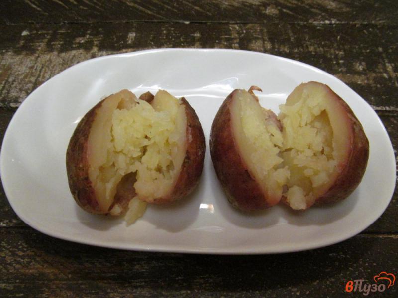 Фото приготовление рецепта: Запеченный картофель с начинкой из кукурузы и сыра шаг №3