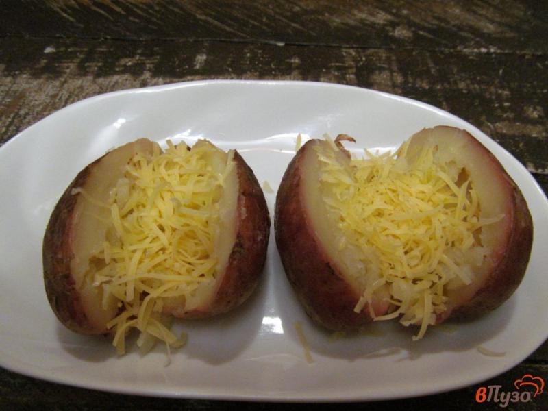 Фото приготовление рецепта: Запеченный картофель с начинкой из кукурузы и сыра шаг №4