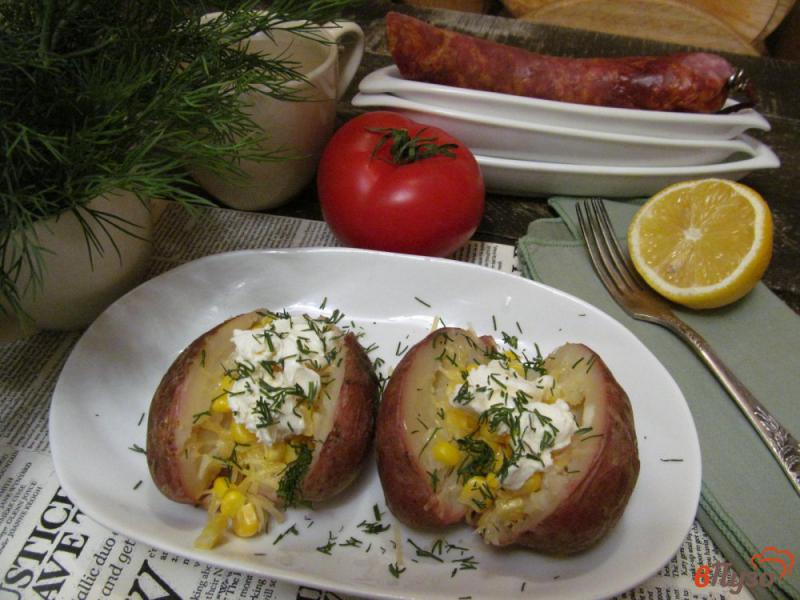 Фото приготовление рецепта: Запеченный картофель с начинкой из кукурузы и сыра шаг №6