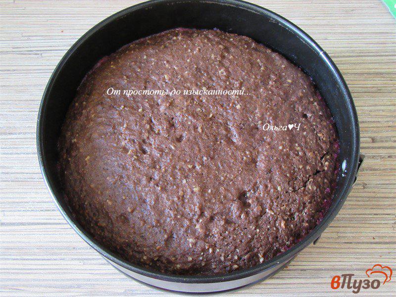 Фото приготовление рецепта: Шоколадный торт с вишневым муссом и абрикосами в желе шаг №8