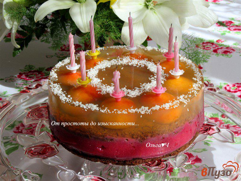 Фото приготовление рецепта: Шоколадный торт с вишневым муссом и абрикосами в желе шаг №11
