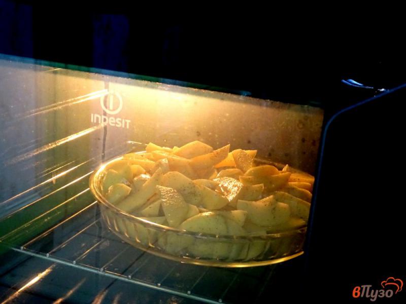 Фото приготовление рецепта: Картофель с лимоном и сыром, запеченный шаг №4
