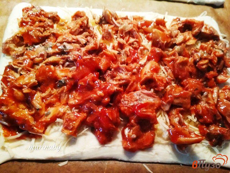 Фото приготовление рецепта: Пицца на слоеном тесте с рыбой шаг №4