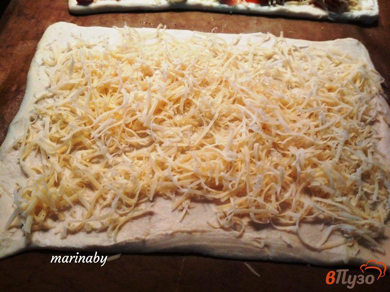 Фото приготовление рецепта: Пицца на слоеном тесте с рыбой шаг №2