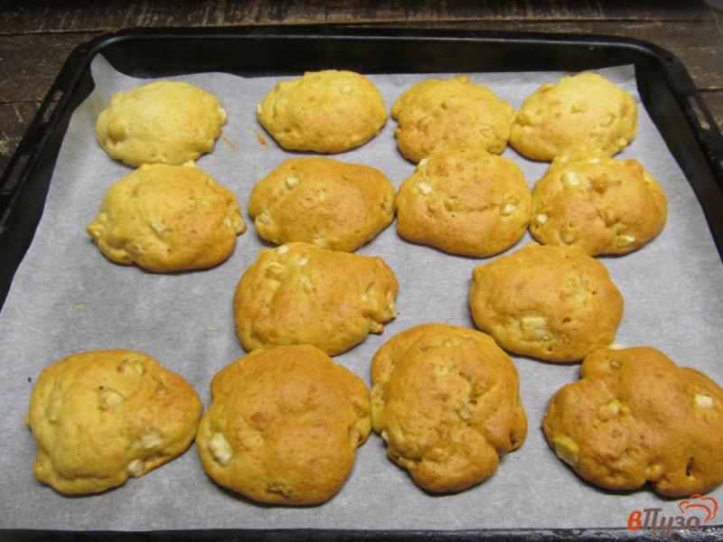 Фото приготовление рецепта: Печенье из творога с яблоком шаг №7