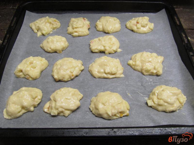 Фото приготовление рецепта: Печенье из творога с яблоком шаг №6