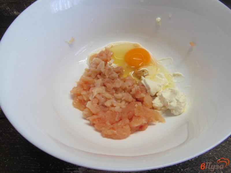 Фото приготовление рецепта: Рубленые котлеты из курицы с сыром и помидором шаг №2