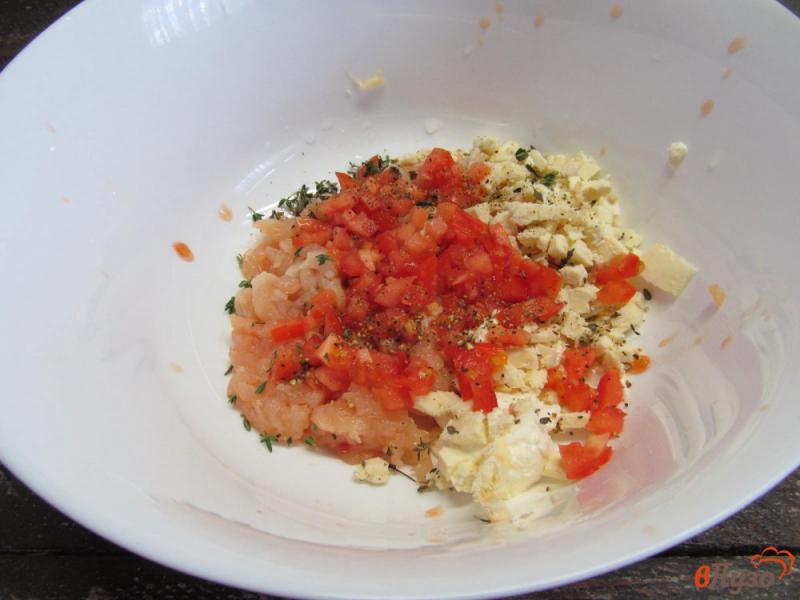Фото приготовление рецепта: Рубленые котлеты из курицы с сыром и помидором шаг №4