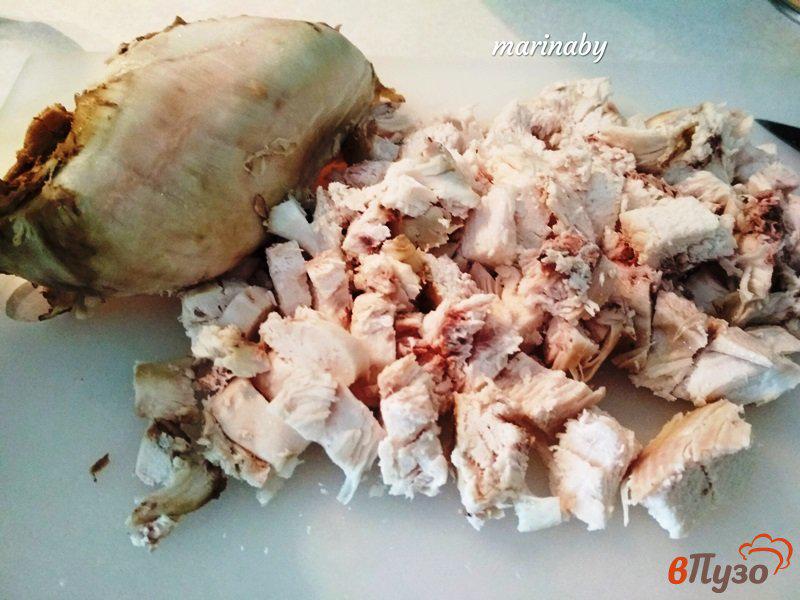 Фото приготовление рецепта: Слоеный салат из куриного филе шаг №3