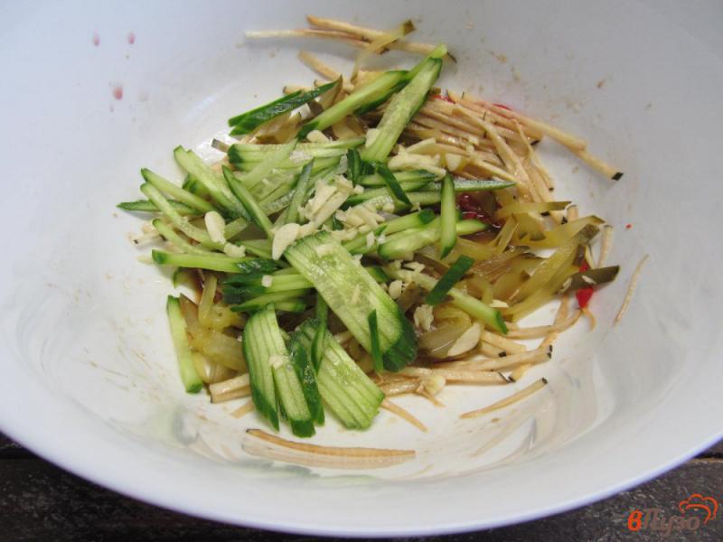 Фото приготовление рецепта: Острый огуречный салат с редькой шаг №4