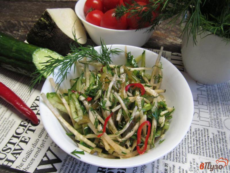 Фото приготовление рецепта: Острый огуречный салат с редькой шаг №6