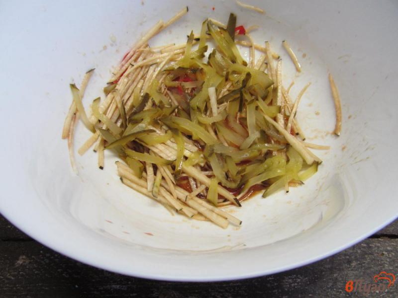 Фото приготовление рецепта: Острый огуречный салат с редькой шаг №3