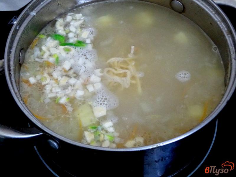 Фото приготовление рецепта: Суп с горошком и домашней лапшой шаг №6