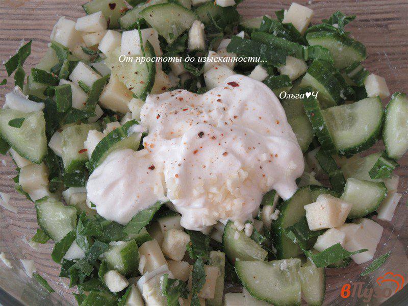 Фото приготовление рецепта: Салат с рукколой, яйцом, огурцом и сыром шаг №2
