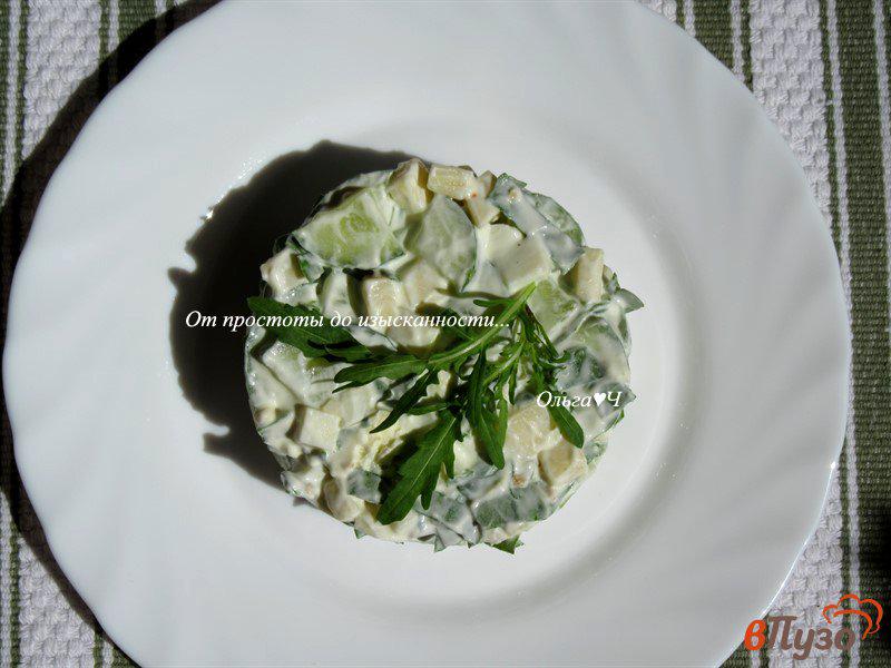 Фото приготовление рецепта: Салат с рукколой, яйцом, огурцом и сыром шаг №5