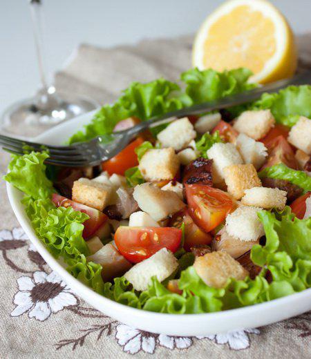 фото рецепта: Салат из копченой скумбрии с помидорами и сухариками