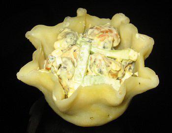 фото рецепта: Салат из мидий в сырной корзиночке