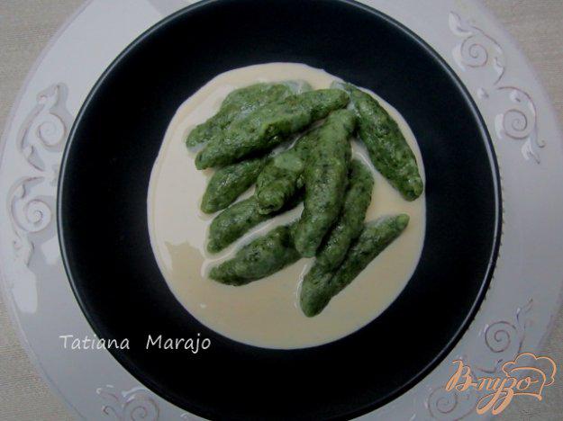 фото рецепта: шпинатные клецки с сырным соусом