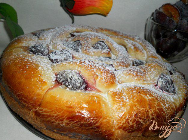 фото рецепта: Пирог со сливами и творогом