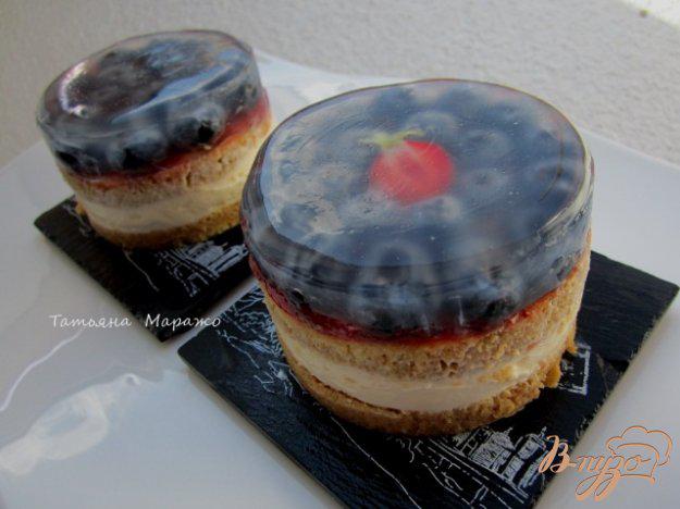 фото рецепта: Пирожные «Тирамису с ягодами»
