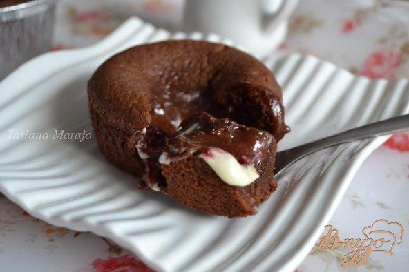 фото рецепта: Шоколадный  фондан с малиновым конфитюром