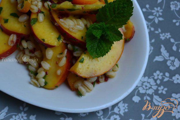 фото рецепта: Сладкий салат с персиками и перловой крупой