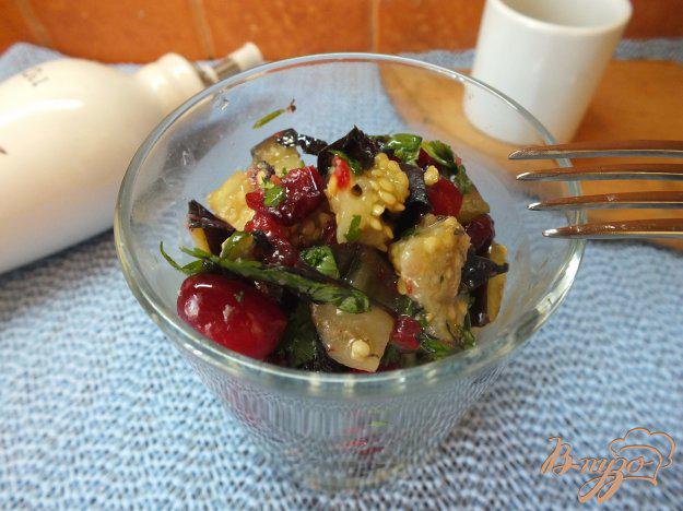 фото рецепта: Кавказский салат с кизилом и печеными синими