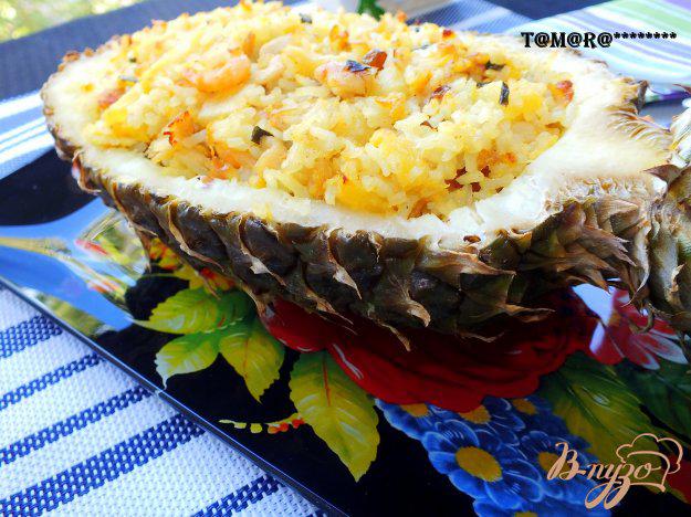 фото рецепта: Тайский рис с креветками запеченный в ананасе