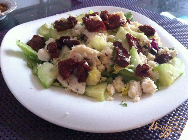 фото рецепта: Салат с вялеными помидорами и адыгейским сыром