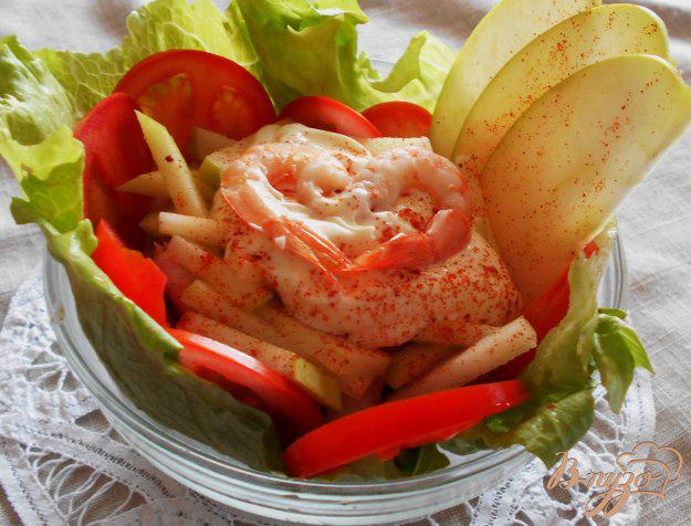 фото рецепта: Салат с креветками, яблоком и рукколой