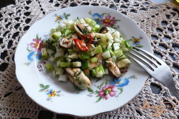 фото рецепта: Салат с сельдереем, яблоком и мидиями