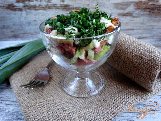 фото рецепта: Салат с копченой колбасой сухариками и омлетом
