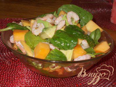 фото рецепта: Салат с креветками, шпинатом и папайей