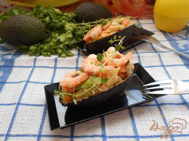 фото рецепта: Салат с креветками в авокадных лодочках