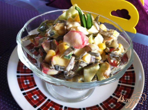 фото рецепта: Салат из морской капусты с кукурузой