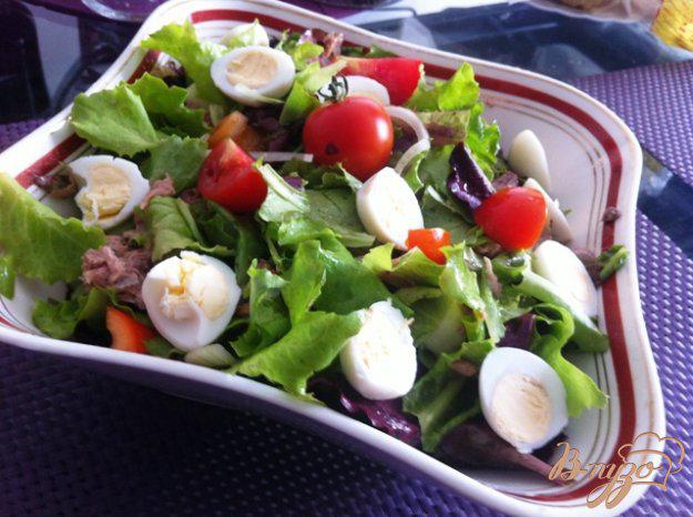 фото рецепта: Овощной салат с тунцом и перепелиными яйцами